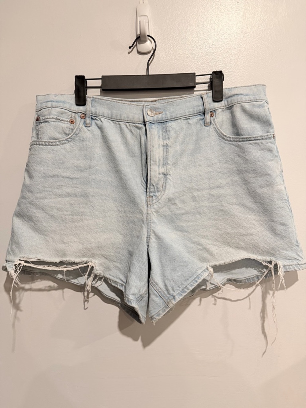 American Eagle Women’s Size 16 Light Wash Denim Shorts Distressed